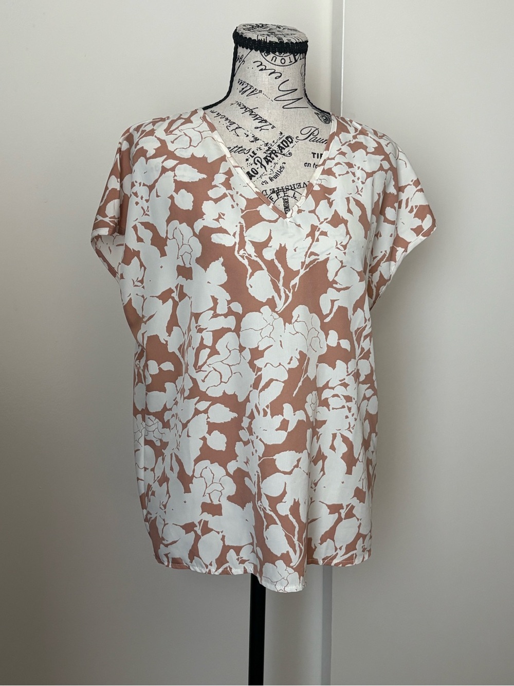 V-Neck Floral Print Blouse in Dusty Rose and White
